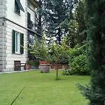 Romantica Wellness & Alojamento de Acomodação e Pequeno-almoço Lucca
